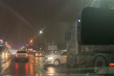 В Рязани на Московском шоссе столкнулись легковушка и большегруз